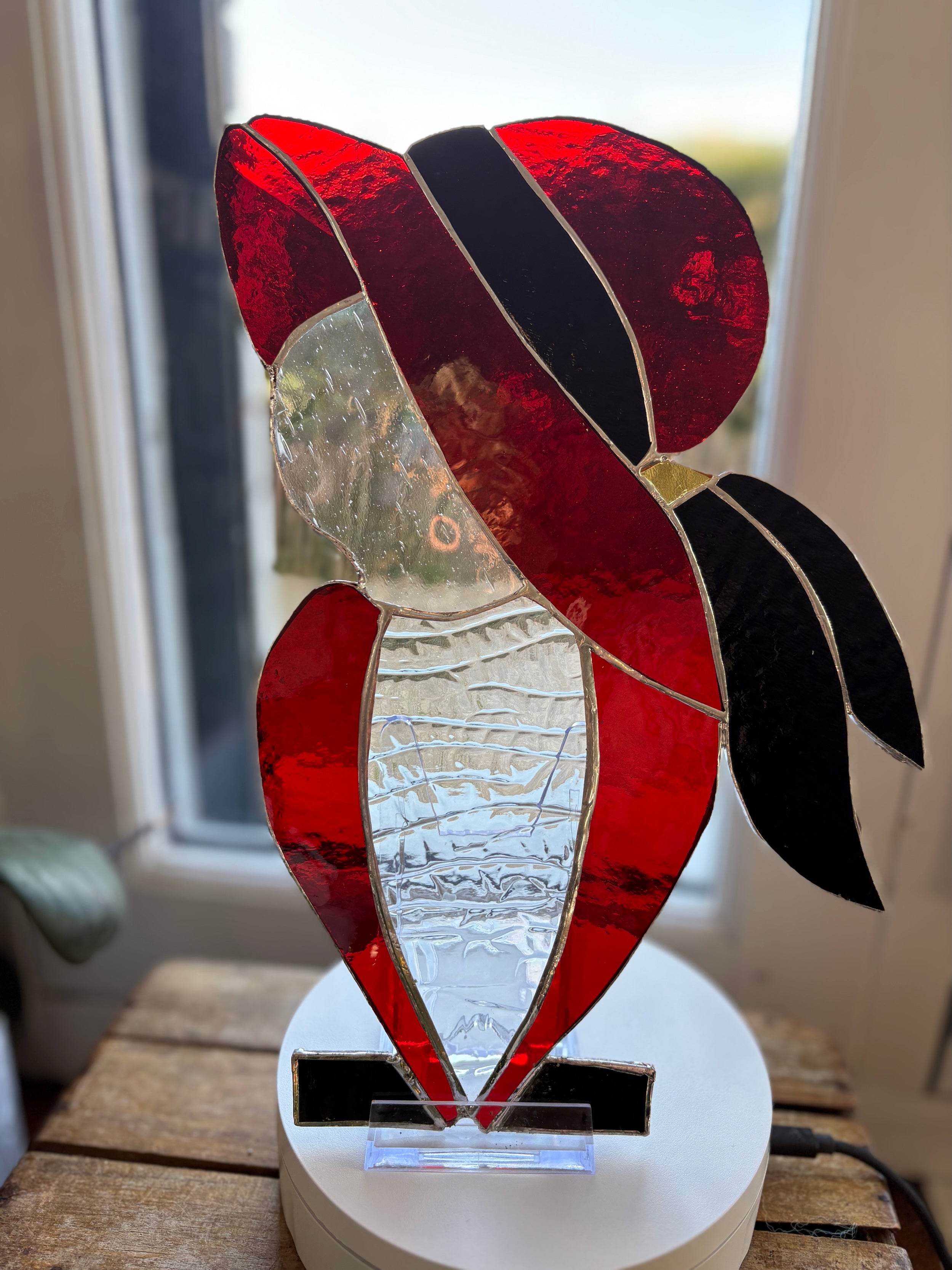 Femme a la capeline rouge
